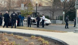 在桑托斯被驱逐辩论之前，一辆汽车撞上了国会大厦的路障