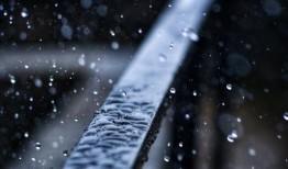 由于大雨再次降临沙漠地带的阿联酋，学校和办公室关闭