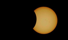 日食是星期一：如果你开车那天要做的7件事