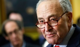 查克·舒默推出“无国王法案”以消除总统豁免权