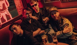 就连火星侠和我的队长也在《到骨》中联手