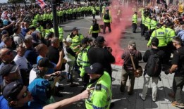 英国遭遇13年来最严重的骚乱