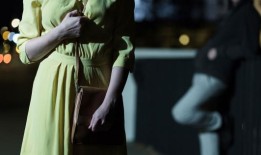 超过80%的年轻女性在黑暗中走路回家感到不安全