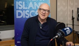 马克·克诺夫勒透露，他的吉他演奏风格是通过拨弄网球拍得来的