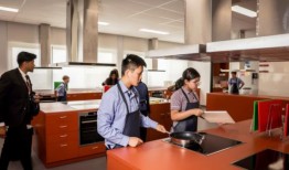 拉维娜每周用两天的时间来做金属作业