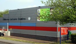 妈妈在更衣室取消了比特恩休闲中心的会员资格