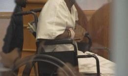 劫车致80岁遛狗老人死亡的嫌疑人被发现不能出庭受审