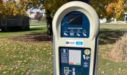 更多的停车选择和在路边付款的能力使亨茨维尔的停车罚单收入持平