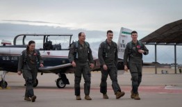 来认识一下少数几个飞行时间达到1万小时的飞行员