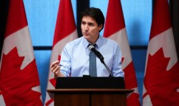 在渥太华召开党团会议时，特鲁多加强了对波利耶夫的攻击