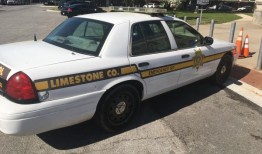 官员称，一名男子和一名女子在阿拉巴马州北部被警察追捕时扔下自制爆炸装置