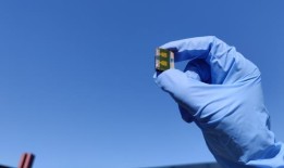 新设计提高钙钛矿太阳能电池的稳定性和效率