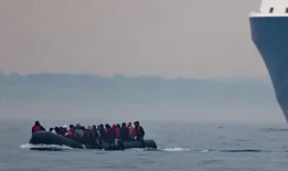 企图穿越英吉利海峡后，八人死亡