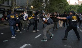 阿根廷警察对抗反对全面改革法案的抗议者