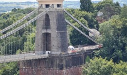 在克利夫顿悬索桥遗留的行李箱中发现人体遗骸后，该男子被捕