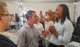 比弗县的民主党人为哈里斯和沃尔兹的访问做准备，宣传新的乐观情绪