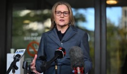 对维多利亚州的医院进行彻底改组，形成11个地方网络