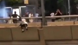 以色列：一名埃塞俄比亚人在反种族主义抗议中被警察追捕后跳桥