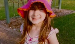 法官听到，被控杀害8岁患病女孩的女子不愿叫救护车