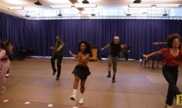 视频：看看《午夜之后》的演员阵容，唱一些大乐队的标准