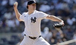 洋基队的杰里特科尔试图避免投球给红袜队的拉斐尔德弗斯，仍然不能让他出局