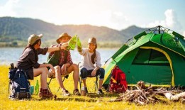 在帐篷里装一台野营空调来降温