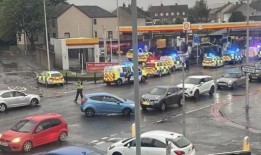 警察被偷来的奔驰撞，男子因“谋杀未遂”被捕