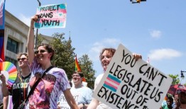 为什么LGBTQ政策激发了手机兼并运动